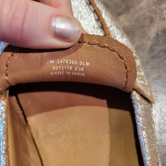 Frye Sedona Seam Loafer silver metallic camel 7M women's - Picture 10 of 10